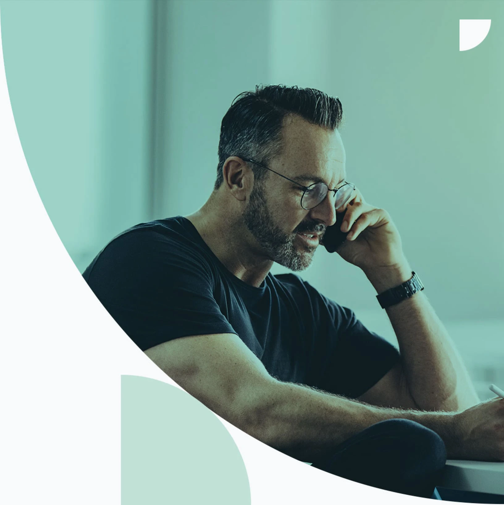 Mann im mittleren Alter am Telefonieren mit möglichen Arbeitgebern